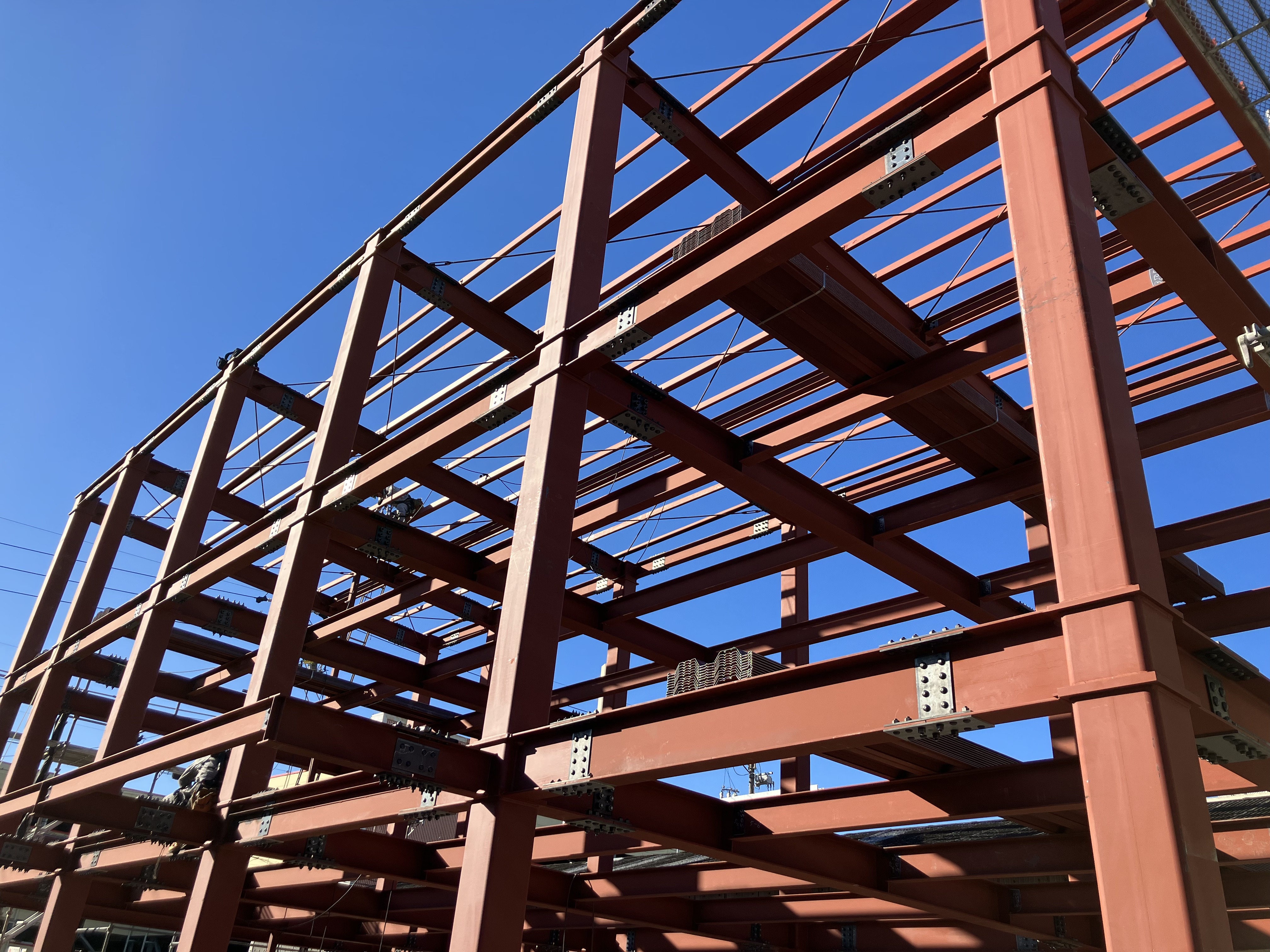 鉄骨造建物の建方現場(青空と鉄骨躯体)